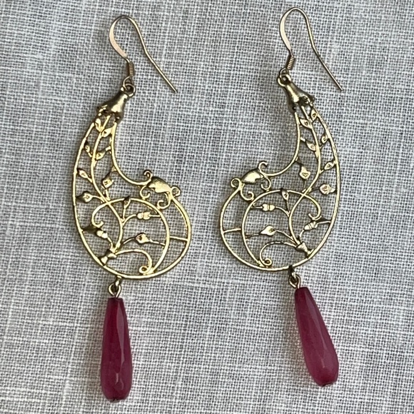 Paisley motif, filigree, dangly earrings in gold with red beads. - Picture 8 of 8